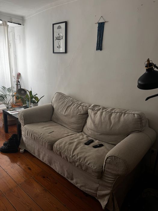 Sofá 2 lugares. Ótimo estado, só precisa de capa nova