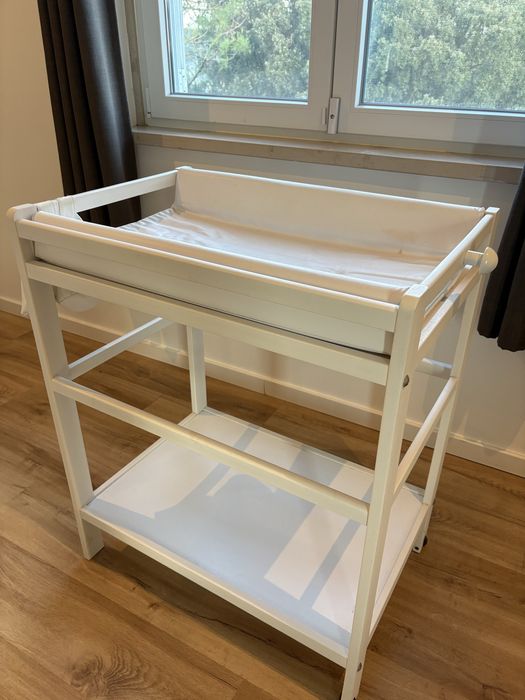 Muda fraldas de cor branca