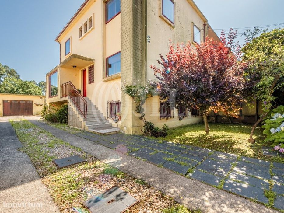 Moradia T5 com garagem para dois carros, nas Antas, Porto