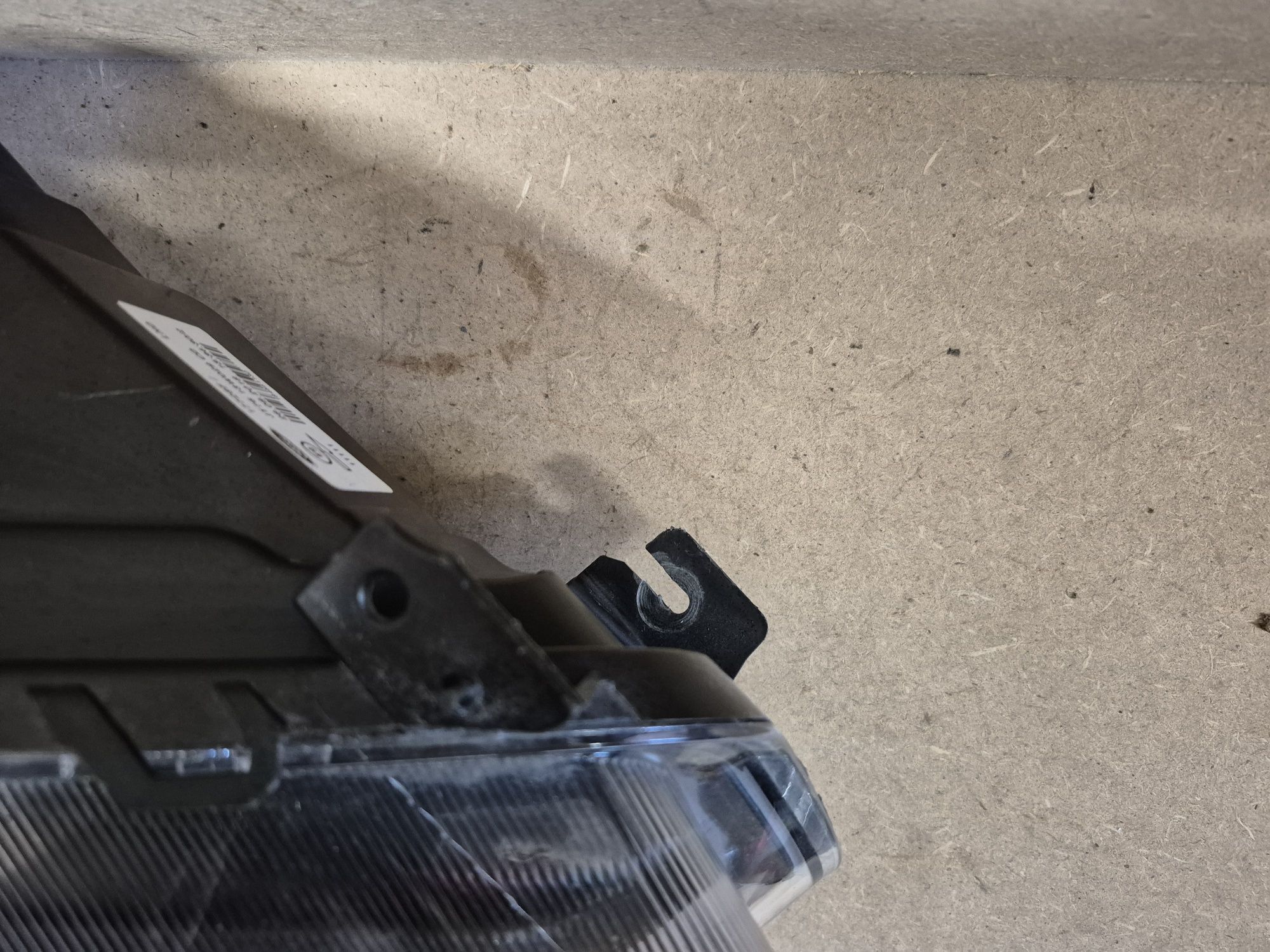 Lampa reflektor ford Transit courier lift prawy europa czarny