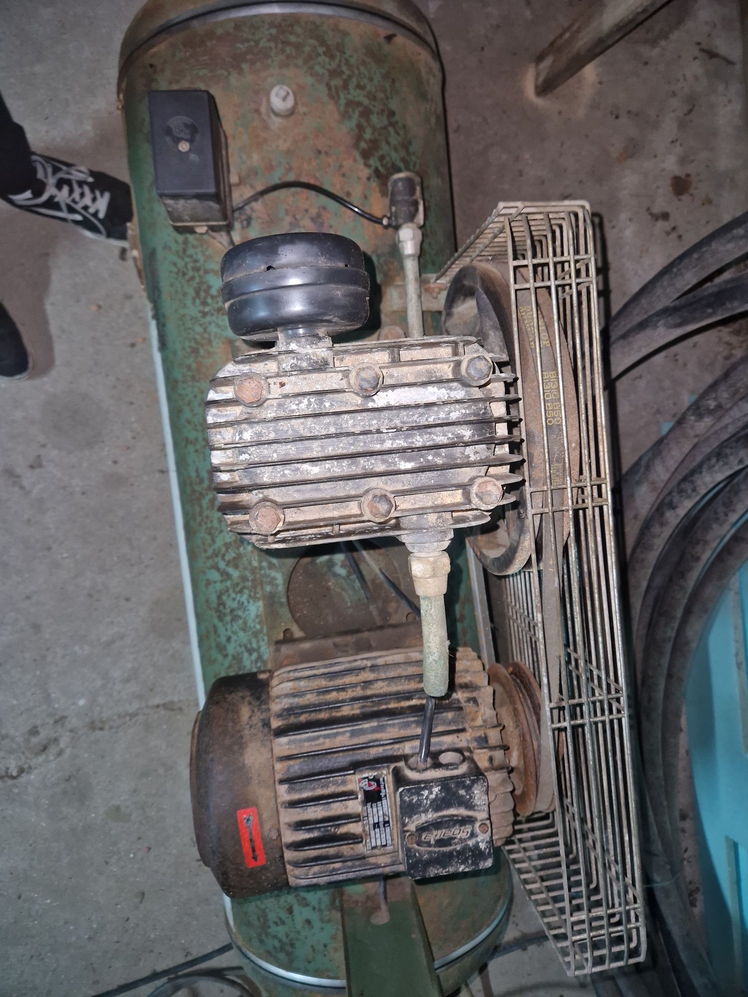 Compressor trifásico