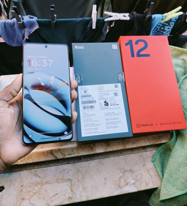 One plus 12  impecável. 512Gb/16Gb de RAM