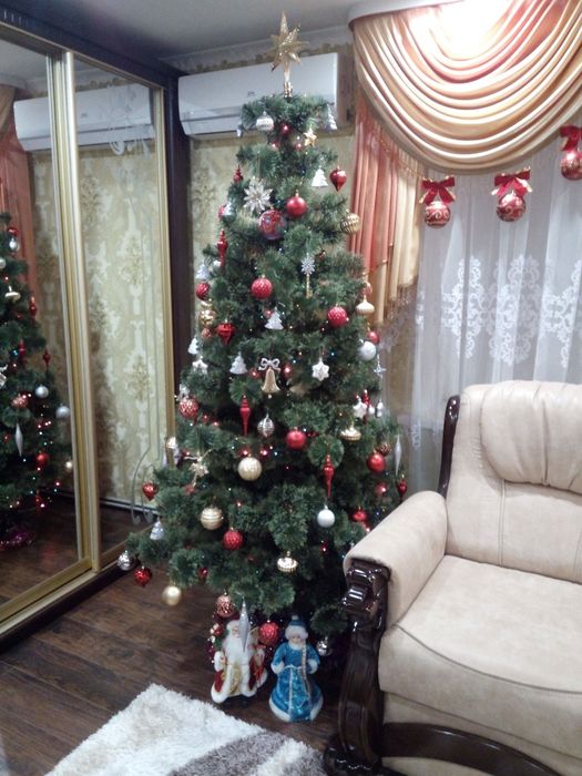 Новорічна ялинка,висота 2,2м(без ялинкових прикрас)