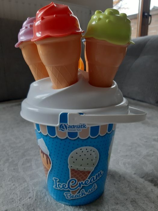 Wiaderko i foremki-lody z łyżką