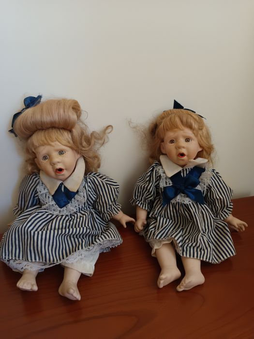 Duas bonecas em porcelana  vintage."gêmeas".