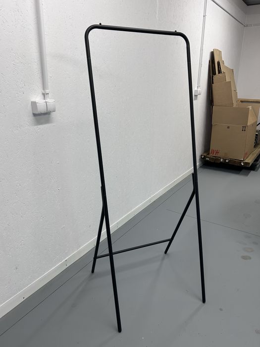 Stojak na ubrania Jysk wieszak stojacy MOLTRUP czarny