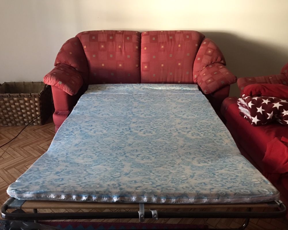 Dois sofás cama e cortinas a condizer