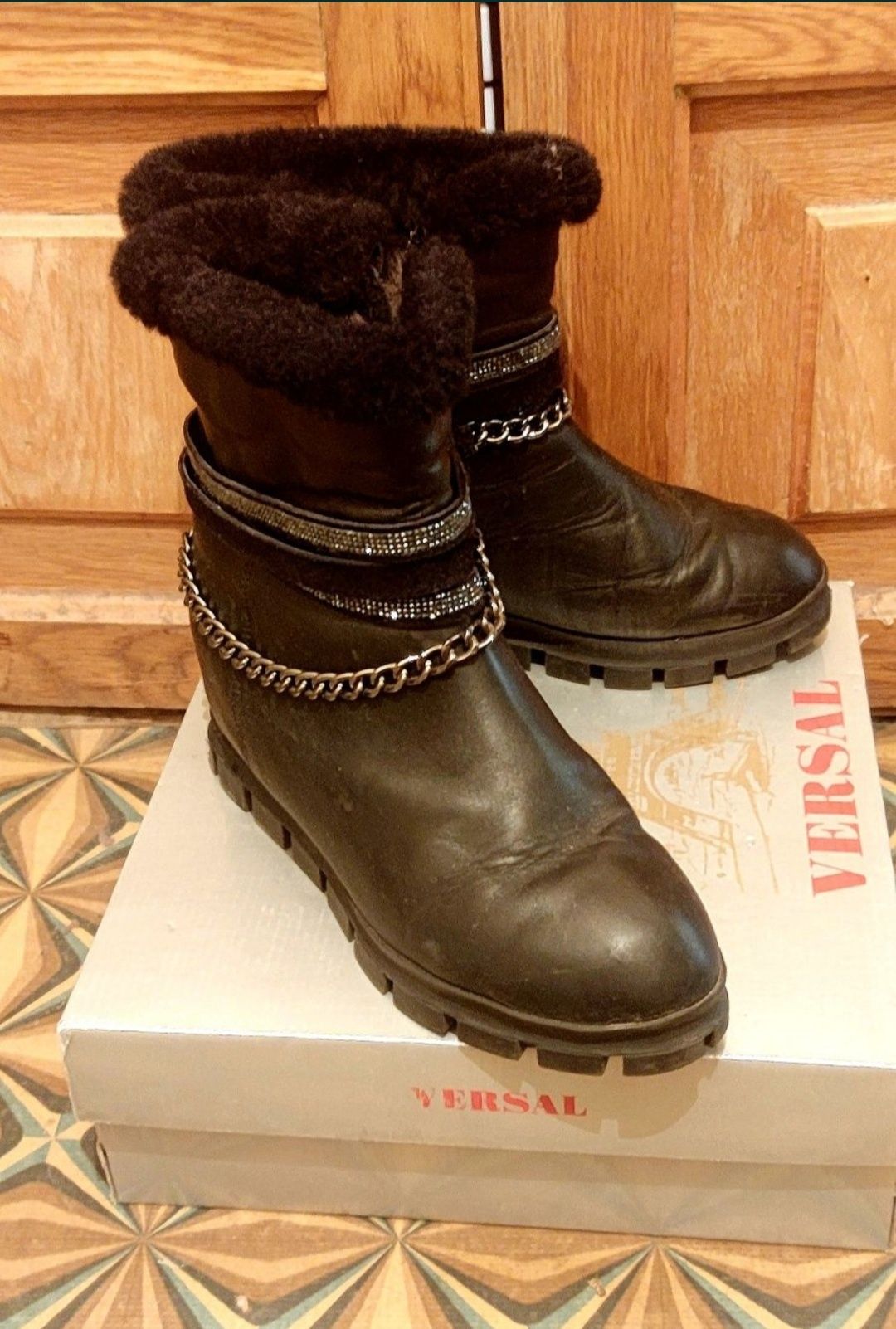 Зимние кожаные сапоги чёрного цвета с лёгким украшением