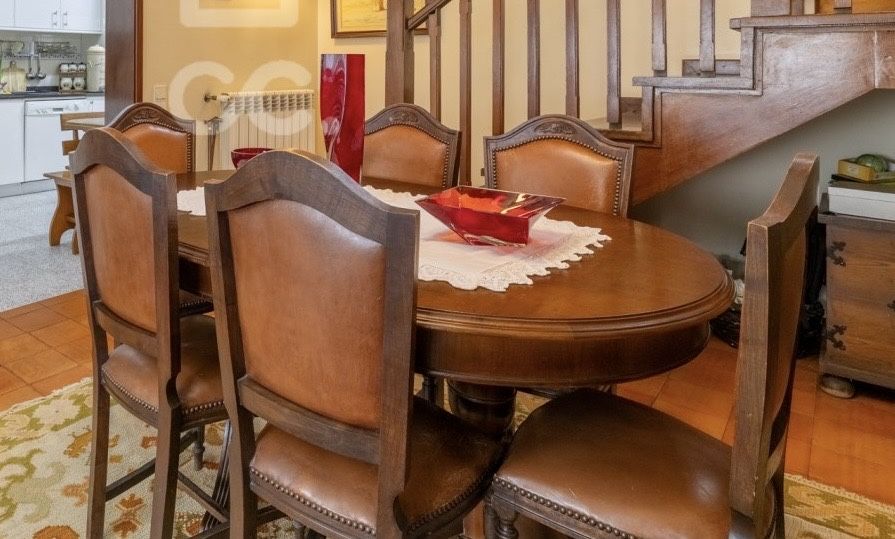 Mesa de Jantar em Madeira Maciça com 6 Cadeiras – bom Estado