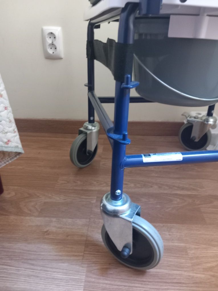 Cadeira com bacia para necessidades fisiológicas