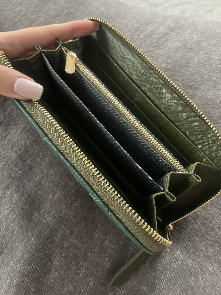 Zielony portfel Prada
