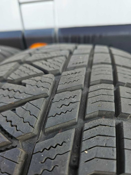 Opony Kumho 225 / 60 / 17 - wysokość bieżnika 7,5-8mm - jak nowe