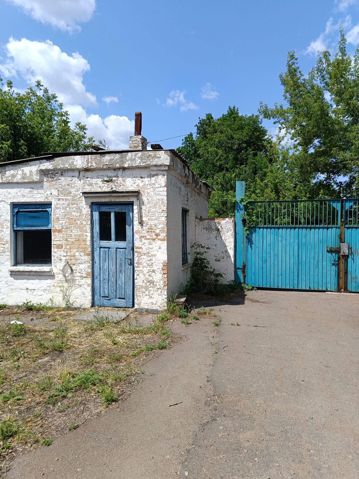 Продам бізнес базу, з житловим будинком, в місті,.