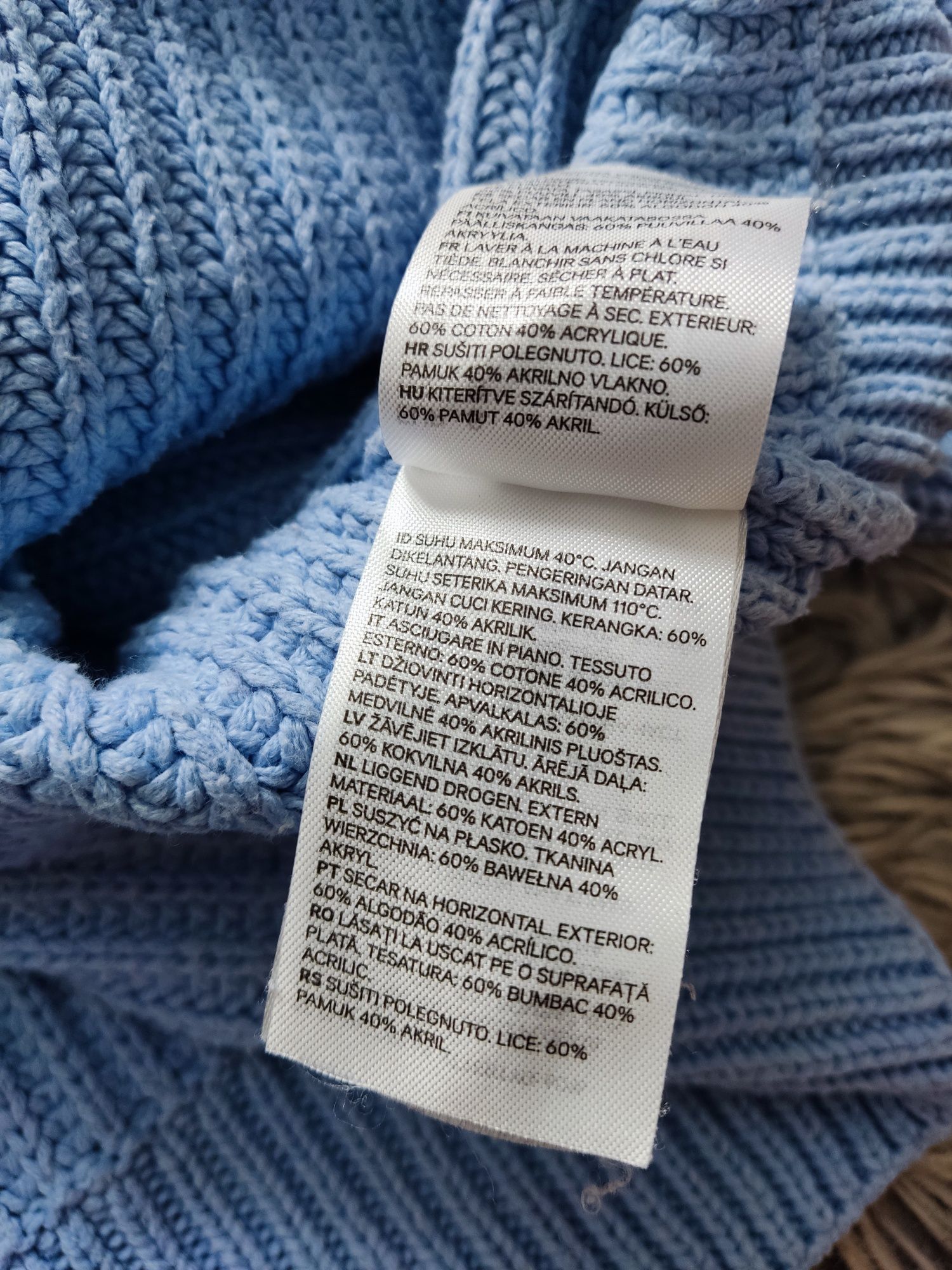 Błękitny sweter oversize zapinany na guziki bufiaste rękawy
