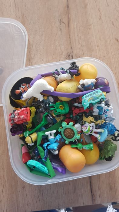 Zabawki różne z kinder jajek figurki