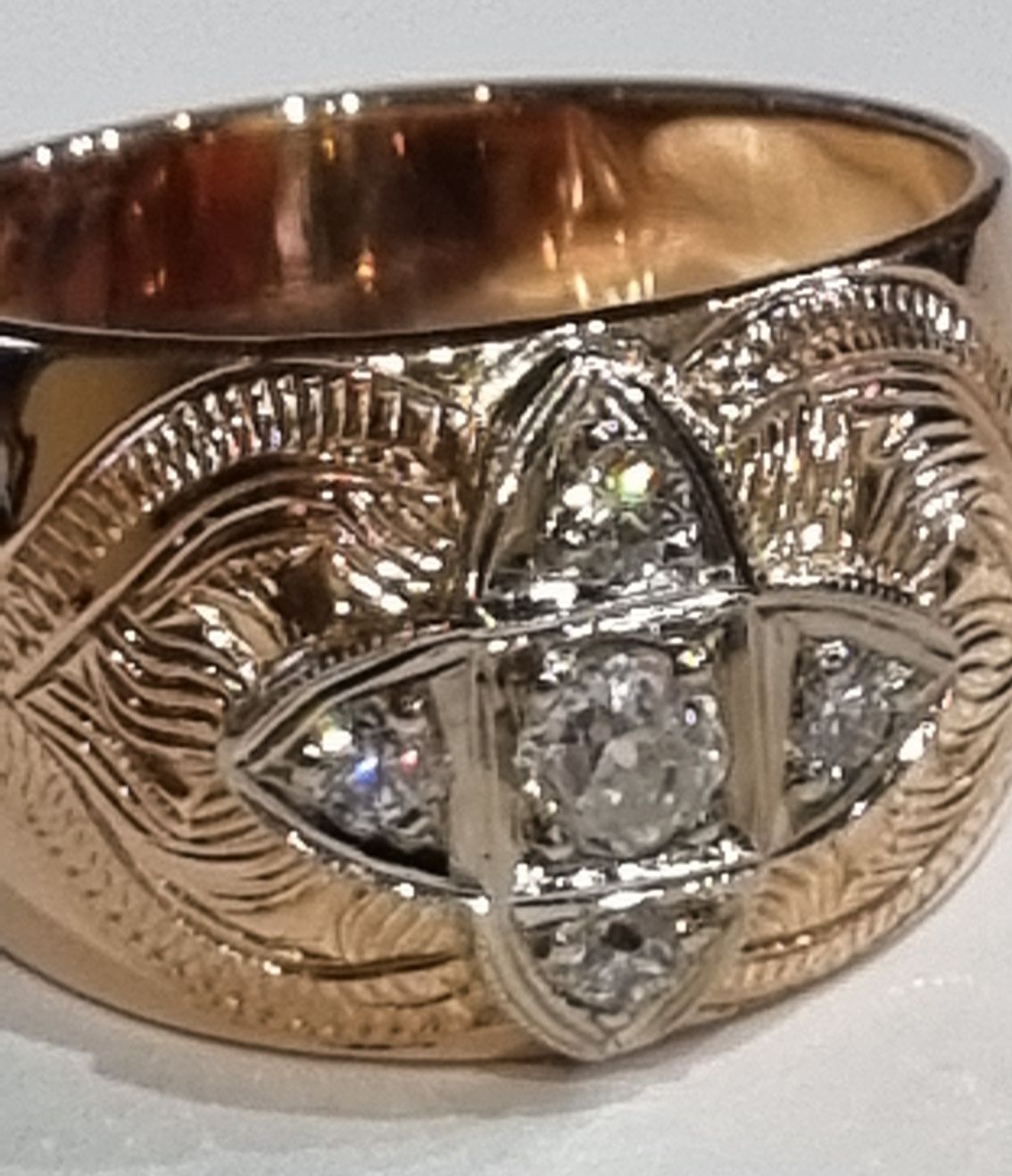 Золотое кольцо с бриллиантами. ЧАЛМА