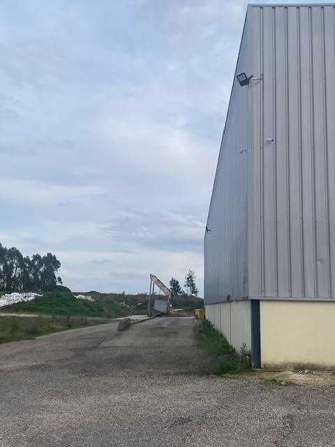 Armazém com 812 m2 num terreno com 51000 m2, Montijo.
