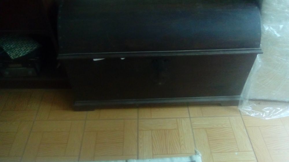 Arca em madeira maciça de castanho nova