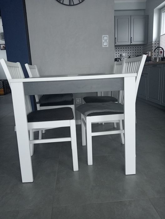 Stół rozkładany z krzesłami 135x86+50