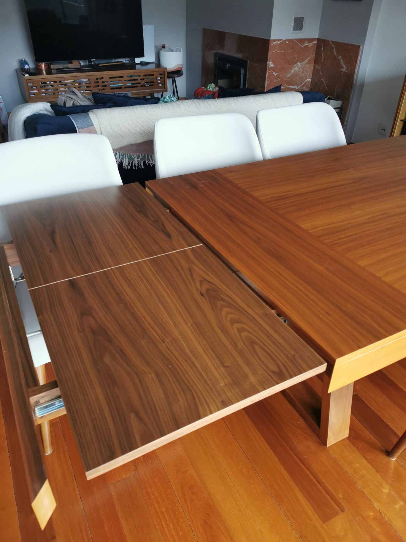 Mesa e cadeiras da sala