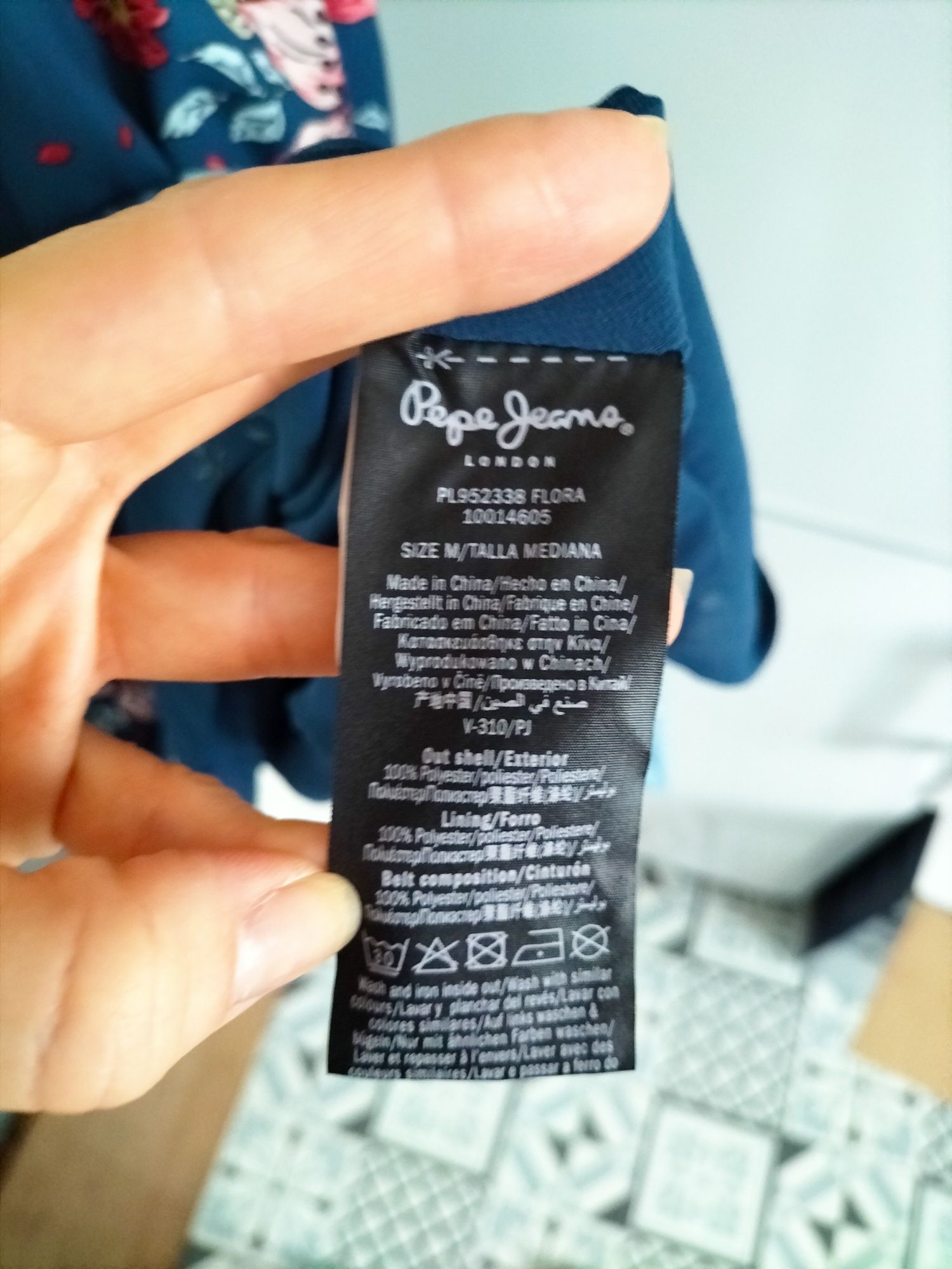 Piękna sukienka Pepe Jeans granatowa w kwiaty regulowane ramiączka