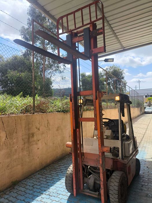 Empilhador Nissan 1500 kg Gás e Gasolina
