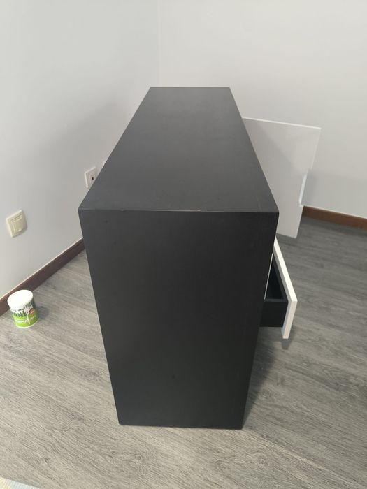 Cómoda lacada branca e wengue preta assimétrica