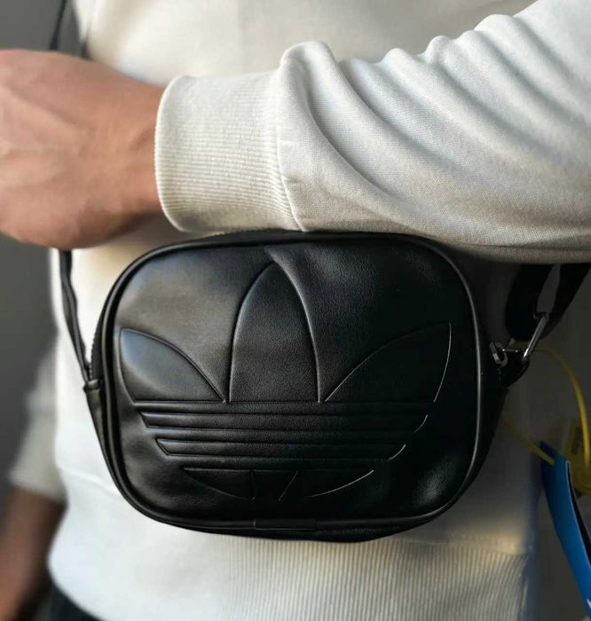 Сумка через плече Adidas у чорному кольорі.