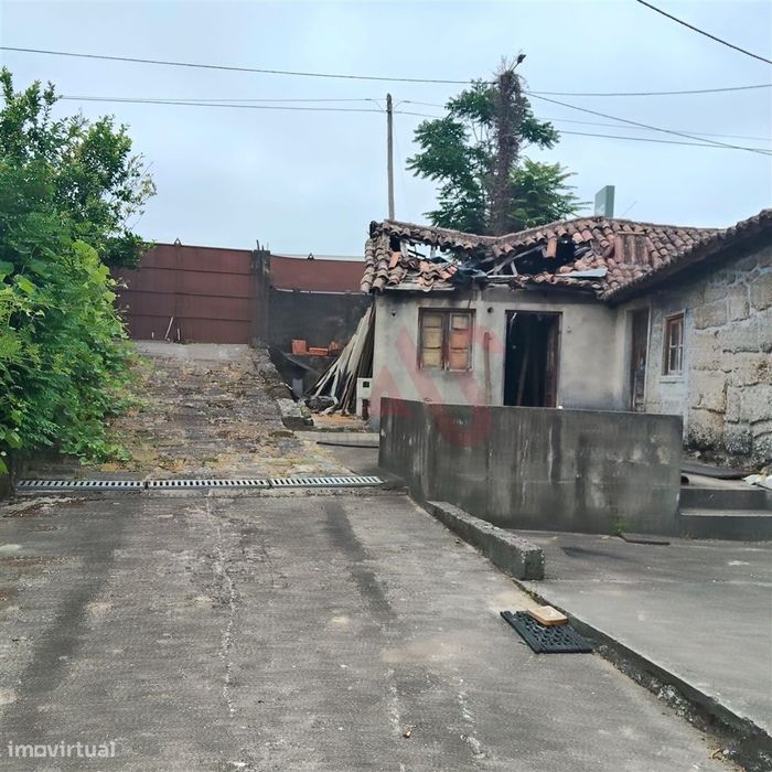 Moradia T3 para remodelar com terreno de 1.514 m² em Silvares, Guimarã