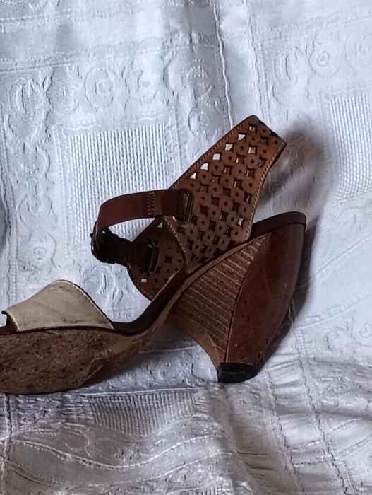 Sandálias em pele genuína