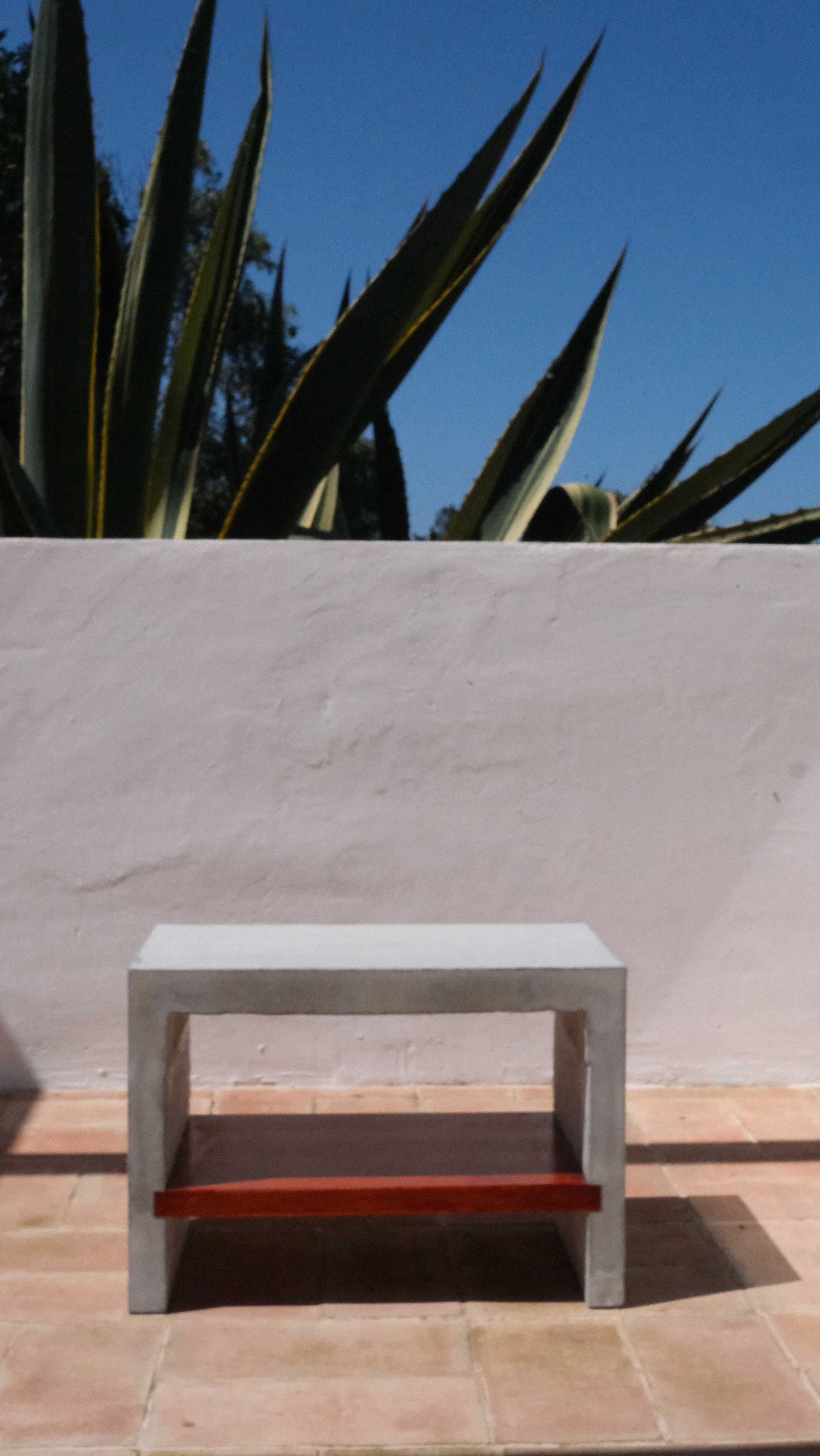 Pequena Mesa de cimento e madeira small concrete and wooden table