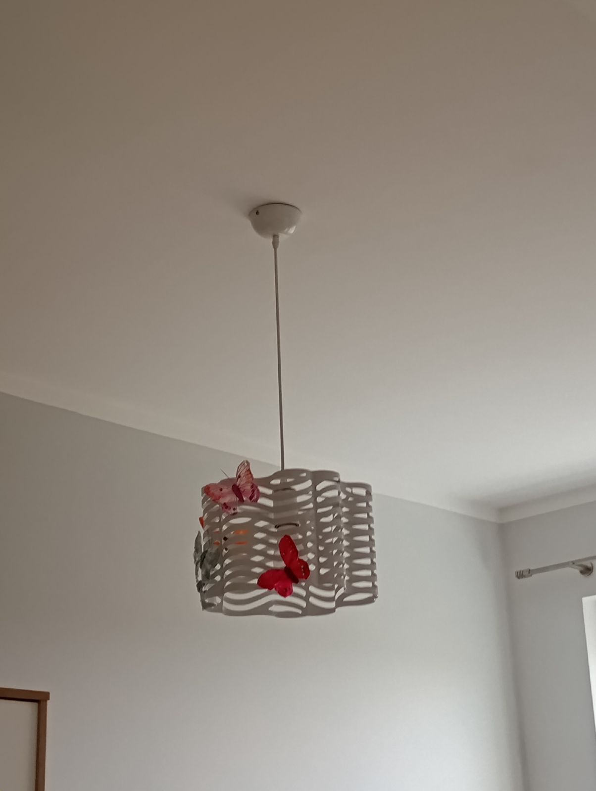 Lampa do dziewczęcego pokoju z motylkami