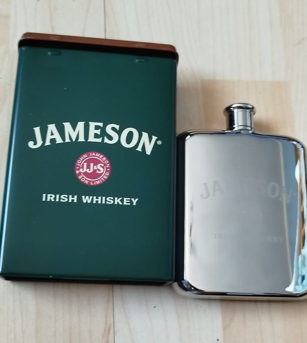 Sprzedam nowa piersiówke logowana whisky Jameson.