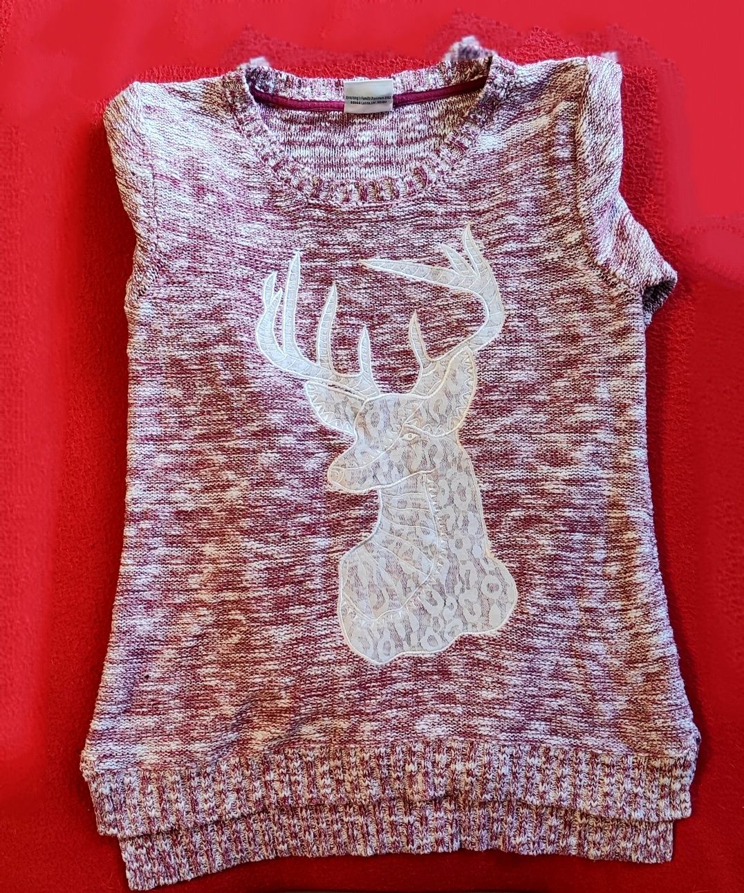 Różowy sweter z jeleniem