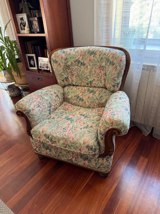 Sofás individuais com forro floreado