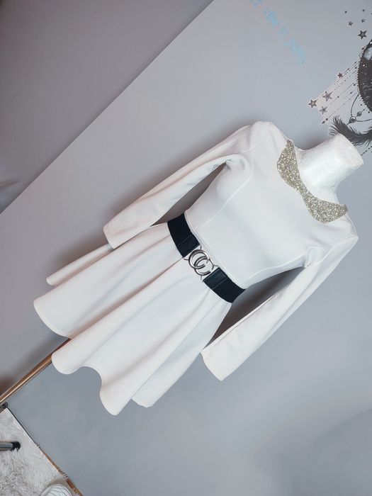 Elegancka biała sukienka z ozdobnym kołnierzem