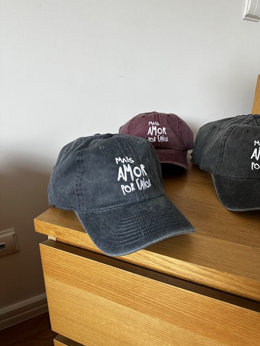 Chapéus Bordados “Mais Amor Por Favor” - Várias cores