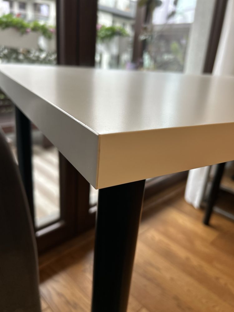 Biale biurko z czarnymi nogami ikea linnmon