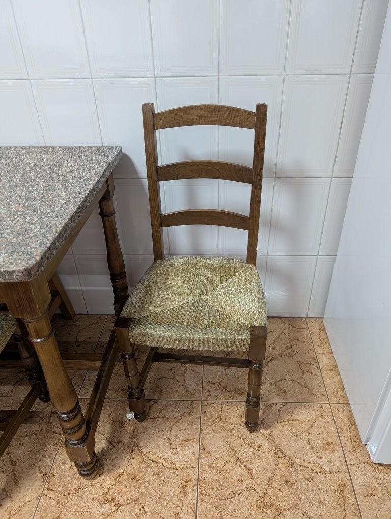 Conjunto mesa e quatro cadeiras