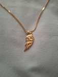 Colar dourado com pendente