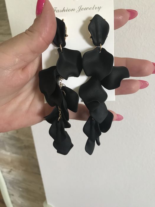 Kolczyki czarne długie płatki