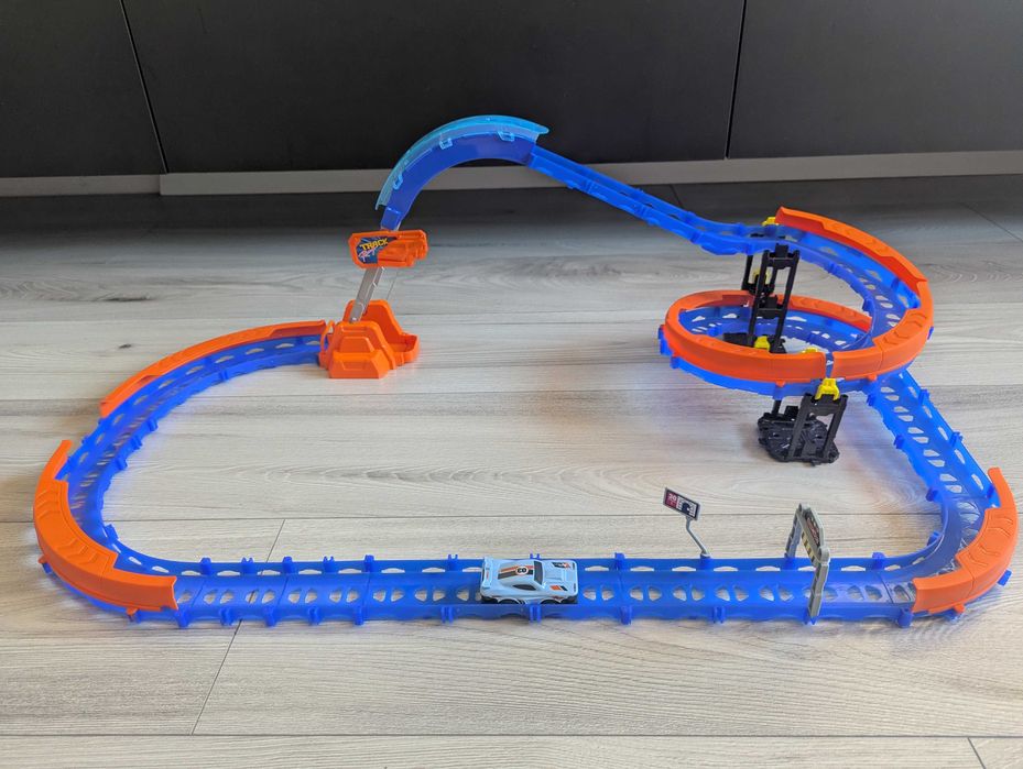 Tor wyscigowy - samochodzik elektryczny