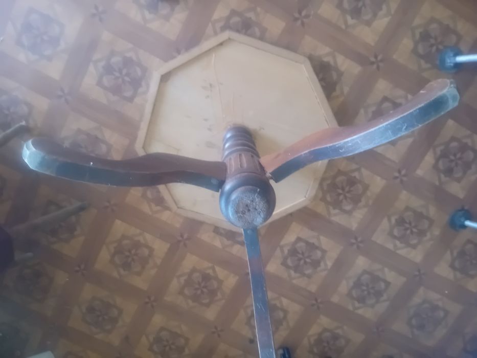 stary stolik drewniany