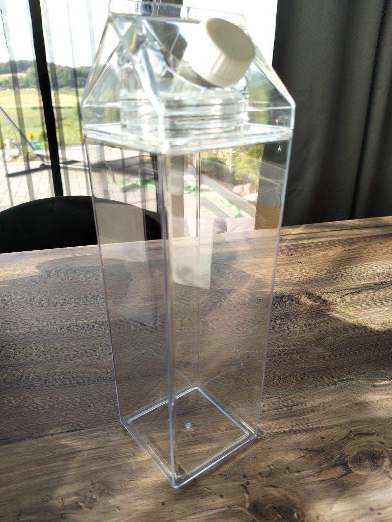 Plastikowy pojemnik na wodę, mleko, sok, 1l