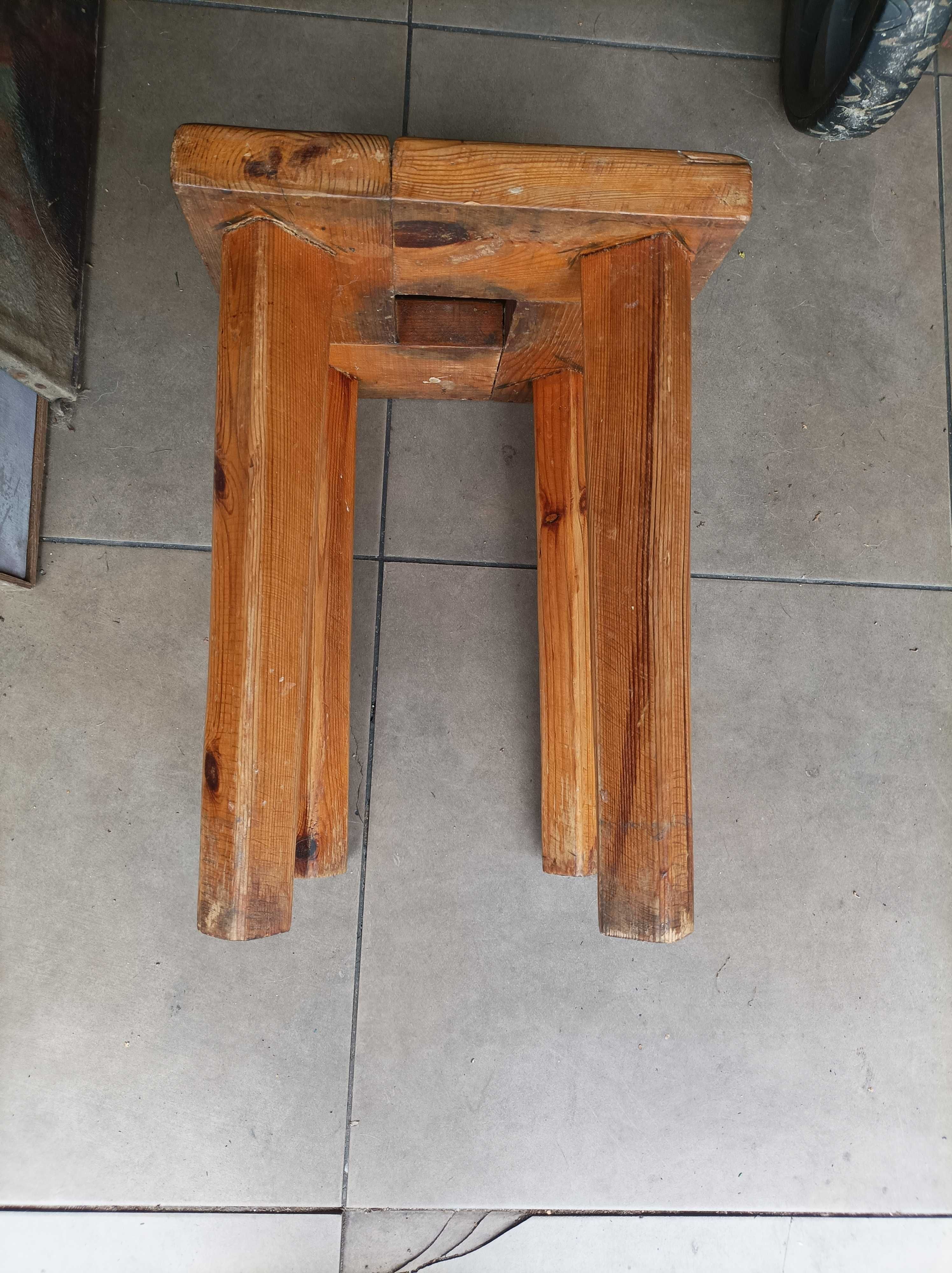 Stary drewniany taboret z dziurką do renowacji