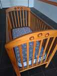 Cama de bebé em madeira