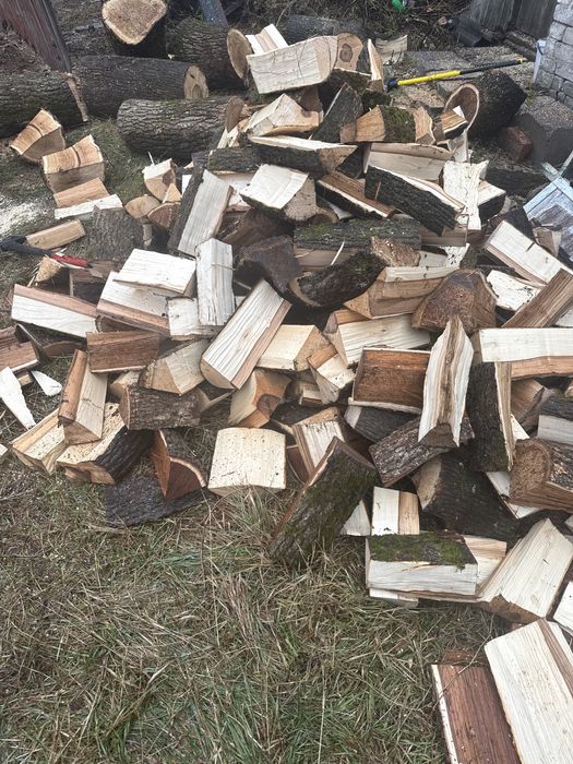 Продам дрова твердых пород дуб,ясень.