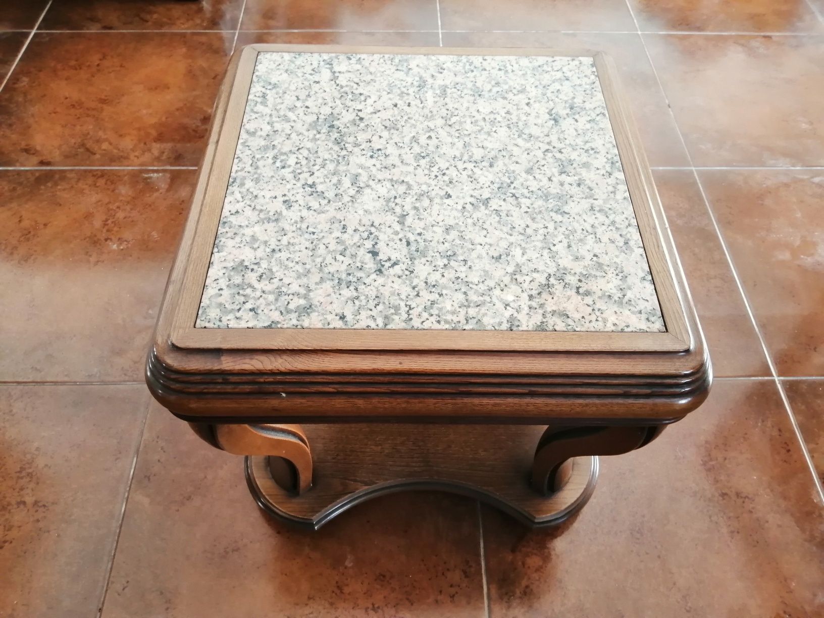 Mesa de centro com tampo granito