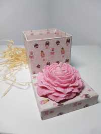 Świeca PIONA  zapachowa sojowa różowa w pudełku upominkowym