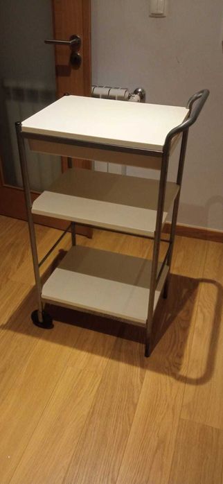 Mesa de apoio cozinha com prateleiras
